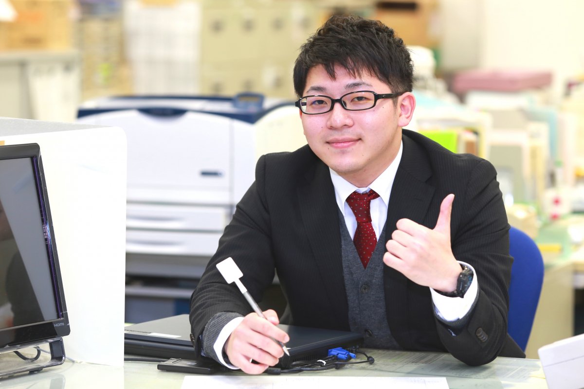 笑顔で語る市民課職員