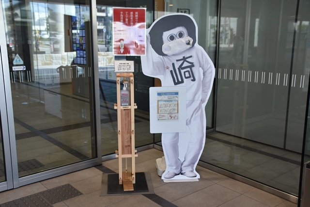 市役所東庁舎1階入口に設置中