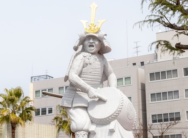 酒井忠次像