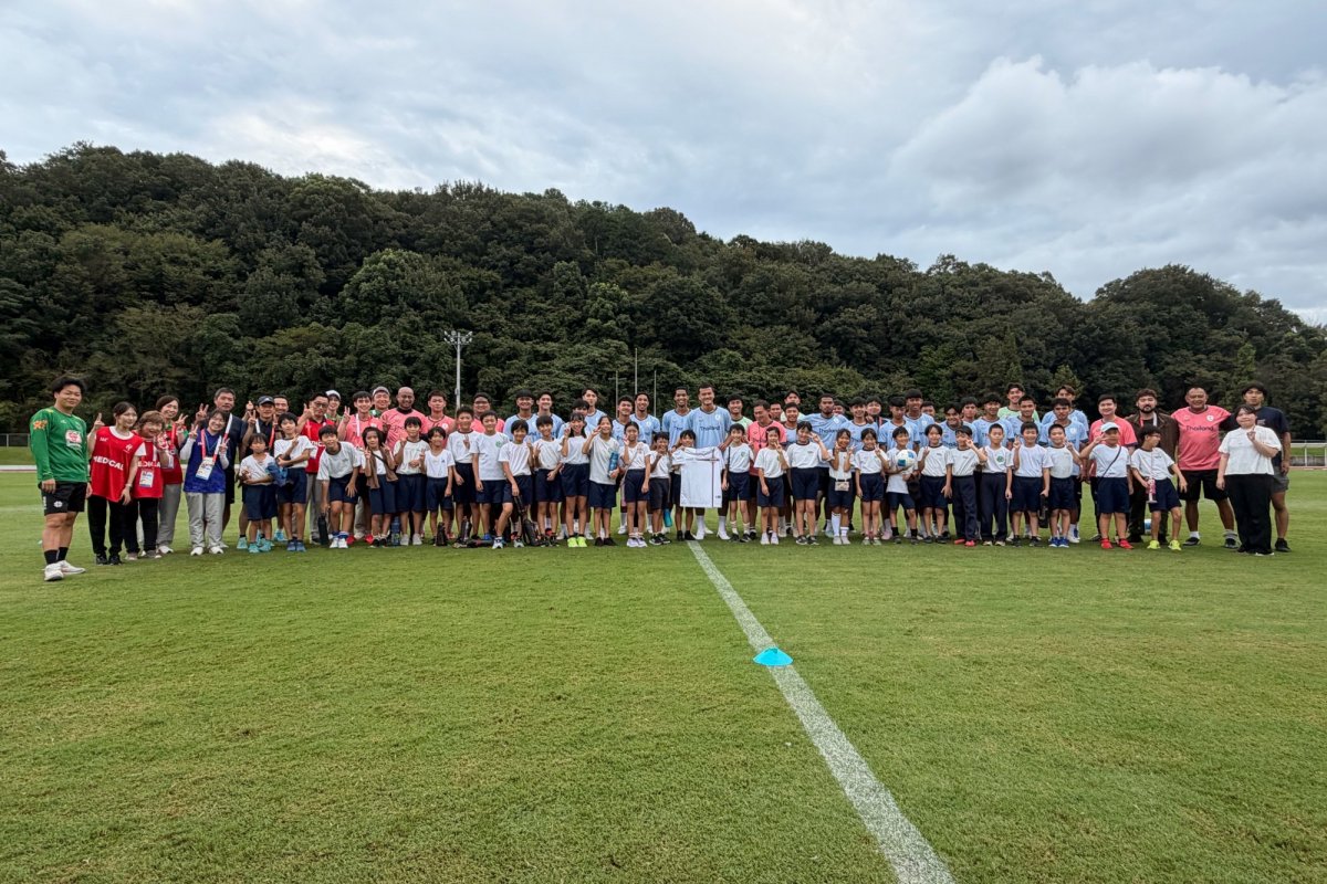 常磐小学校の児童が龍北総合運動場でタイのサッカーの練習を見学しました！