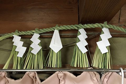 神棚用の「五社」。ほかに大きめの「三尺五社」や房が3つの「三社」などもあるとか