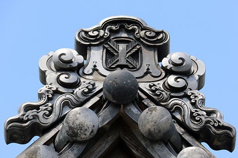  精緻な造りの鬼瓦。真ん中に旧校章が見えます