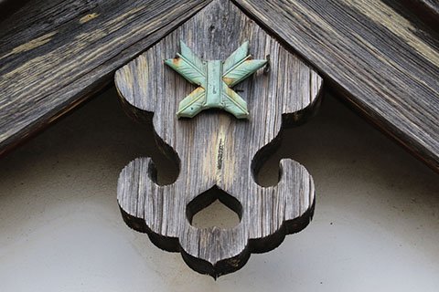 江西館玄関の懸魚に取り付けられた旧校章