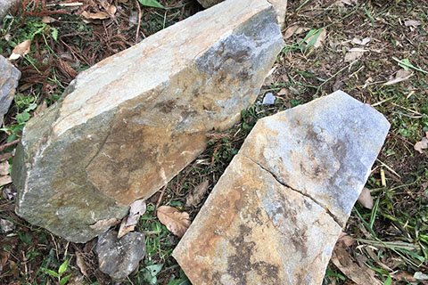 領家片麻岩。領家帯と呼ばれる地質帯を構成する変成岩であり、縞状または平行な組織を有するので一方向に割れやすく、槌（つち）などを使えば平らなブロック状にできます