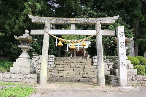 滝山のふもとにある宮崎神社の参道の石段も領家片麻岩です。お家や畑の石垣など、この辺りではごく普通に使用されています