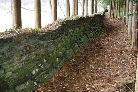 上部を反らせる工夫をした猪返し。接着剤も使用せずにこのように積むのはとても難しいそうです