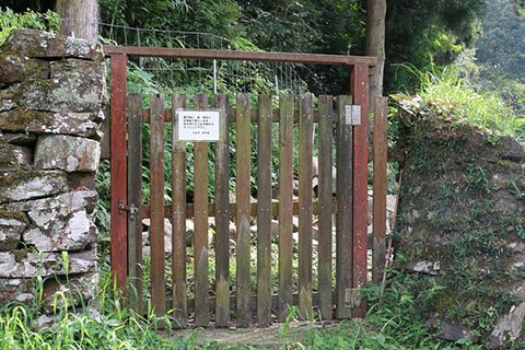 山手側と農地側を行き来するために設けられた木戸。写真は滝山荘の裏のもの。当時は木戸をくぐる辺りにイノシシ用の落とし穴も掘られていたそうです