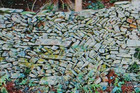  小さい石ばかりが積み重ねられている部分も見られます。力のない子どもや女性が積んだのかもしれないと、想像して見るのも楽しいです