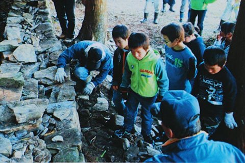 地元の宮崎小学校の児童が参加し、毎年11月に行われる「ふれあい体験学習」