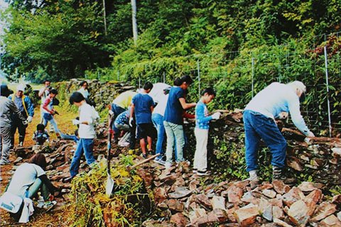 石積みの体験を通して、次世代へも猪垣の大切さを伝えています