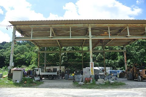  石割り場に大きな屋根を取り付けたのは平成4年頃。作業効率を上げるため、日頃から試行錯誤を繰り返しているとか