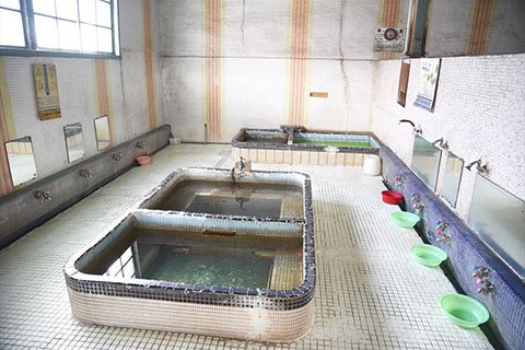 龍城温泉の長い歴史が感じられる、タイル張りの浴室