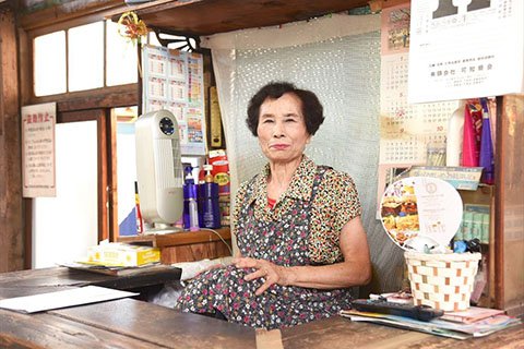 銭湯の仕事は休み無しだ。それでも、「仕事があるから元気でいられる」と話す三千代さん