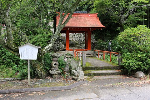 県道37号から1㎞ほど走って、左手に朱塗りの門が見えたら、そこが桜井寺です
