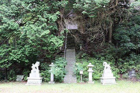 切越八面塔の500mほど手前にある須佐之男神社。毎年10月8日に例祭が行われています