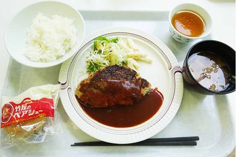 当日のメニューはハンバーグ！　みんなで、美味しくいただきました。