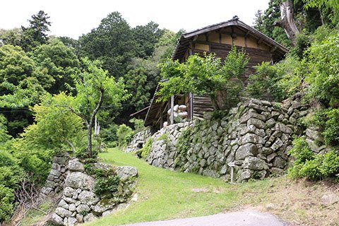 失礼して、お家の前を通ります。お家の人に出会ったら、ニッコリとあいさつしてくださいね