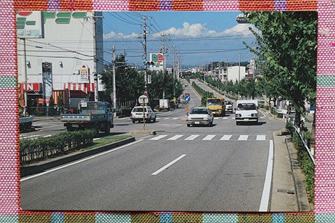 「県道岡崎衣浦線」。車の形も時代を感じさせます