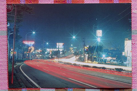 「夜景上地坂」。上地小学校入口交差点より北を向いて撮影されたもの。一瞬「アメリカ？」と思わせる景色