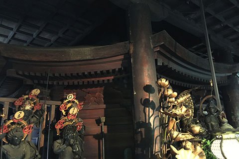 本尊の泉を祀る八角形の御堂（御堂の内部は見学できません）