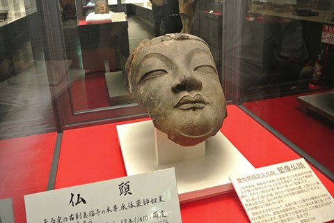 白鳳時代（西暦700年前後）の作といわれる水体薬師如来の仏頭。境内の菩提樹館に展示されています