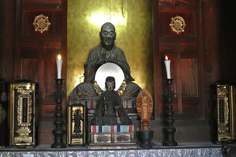 慈恵大師良源の本像。像底に文永11年の発願という墨書の銘文が残されています