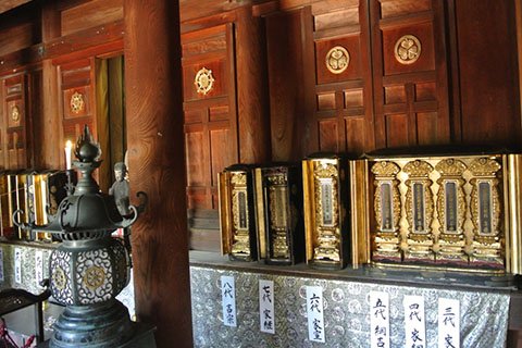 大師堂には家康公と慶喜公を除く歴代徳川将軍の位牌も納められています