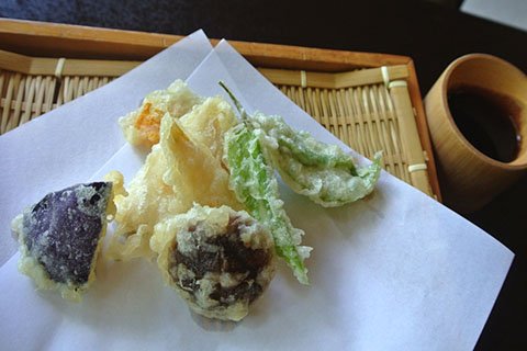 タケノコと旬の野菜を使った天ぷら。タケノコ以外は季節によって内容が変わります