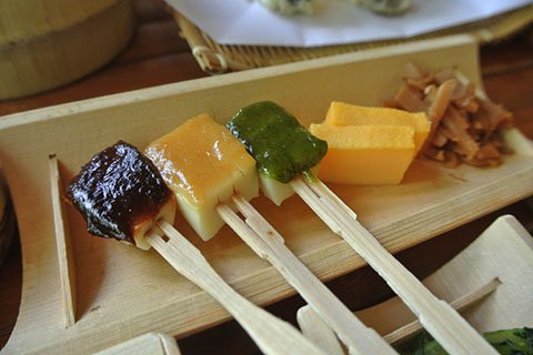 タケノコの味噌田楽。左から八丁味噌、白味噌、抹茶入り白味噌と一つずつ違った味が楽しめます