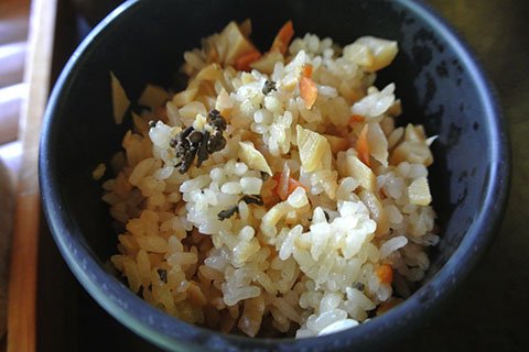 今回チョイスしたのはタケノコご飯付き。これは絶対に食べてほしい！ かなりオススメの一品です