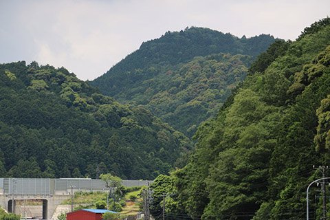 ホタル学校の近くから望む音羽富士（中央奥）。四方八方を山々に囲まれている