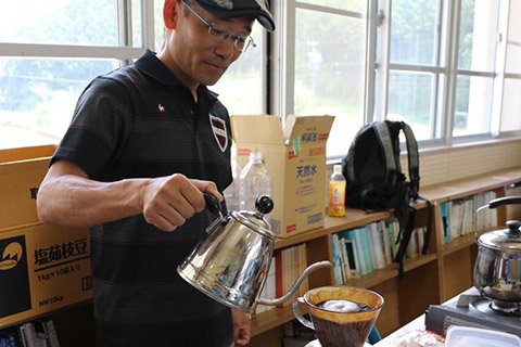 ホタル学校で毎年5月に開催される「平成の名水百選巡りバスツアー」の一場面。鳥川ホタル保存会のアドバイザーでもあるガイドの竹内謙作さんが丁寧にドリップしてくれます。湧水をめぐるだけでなく、鳥川地区の歴史や文化の解説もあり、なおかつ竹内さんの自慢のコーヒーも味わえます。機会があれば、ぜひ参加してください