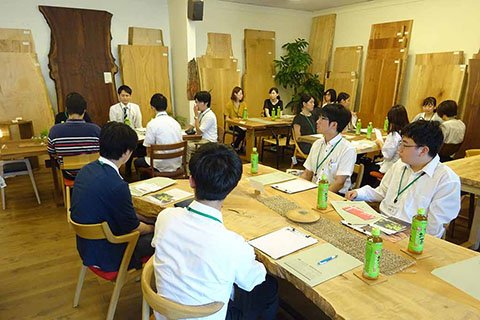 ここは「ほっ！とする木の家具と雑貨の店」 木の香りに包まれて気持ちが良かったです！