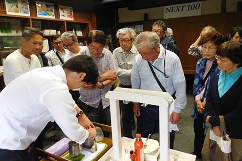 少し温めたごまを使って、油絞り体験をしました。ごま油のいい匂いが食欲を誘います