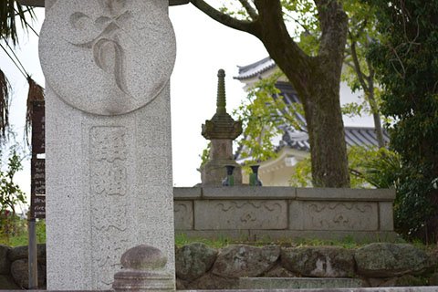 岡崎公園の東端、国道一号線沿いにある交番の東側にある浄瑠璃姫の供養塔（写真奥）。国道一号線の拡張工事の際に発見された。研究者によると、侍女だった冷泉の供養等ではないかと言われている