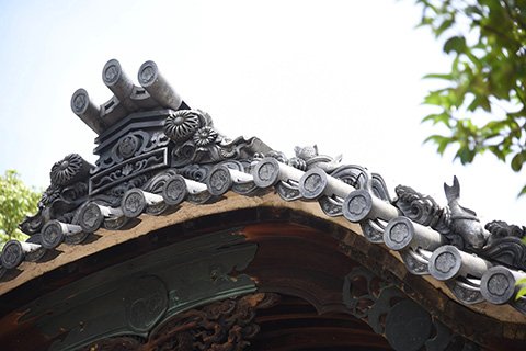 拝殿の屋根を飾る獅子口鬼瓦