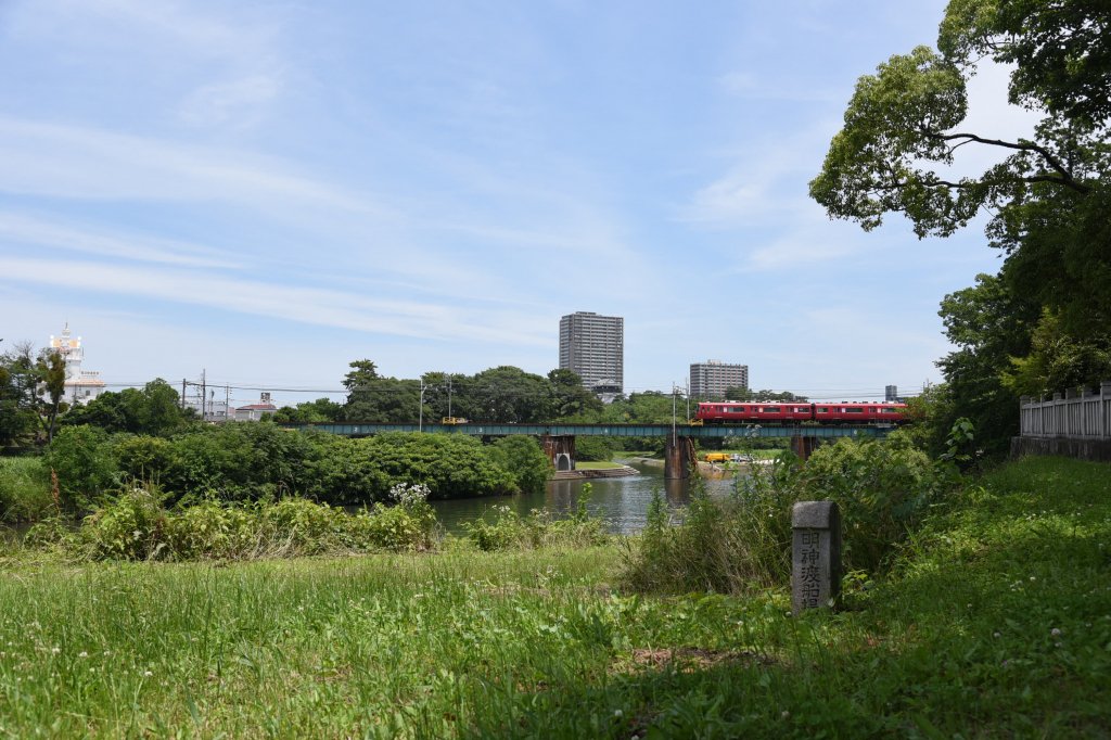 右手前に明神渡船場の碑、中央に岡崎城