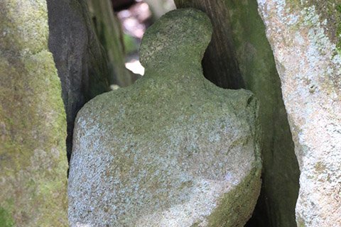 これも何かのヒントになりそうですが、第1層の中には頭と胴体を表現しているような本尊らしきものが納められています