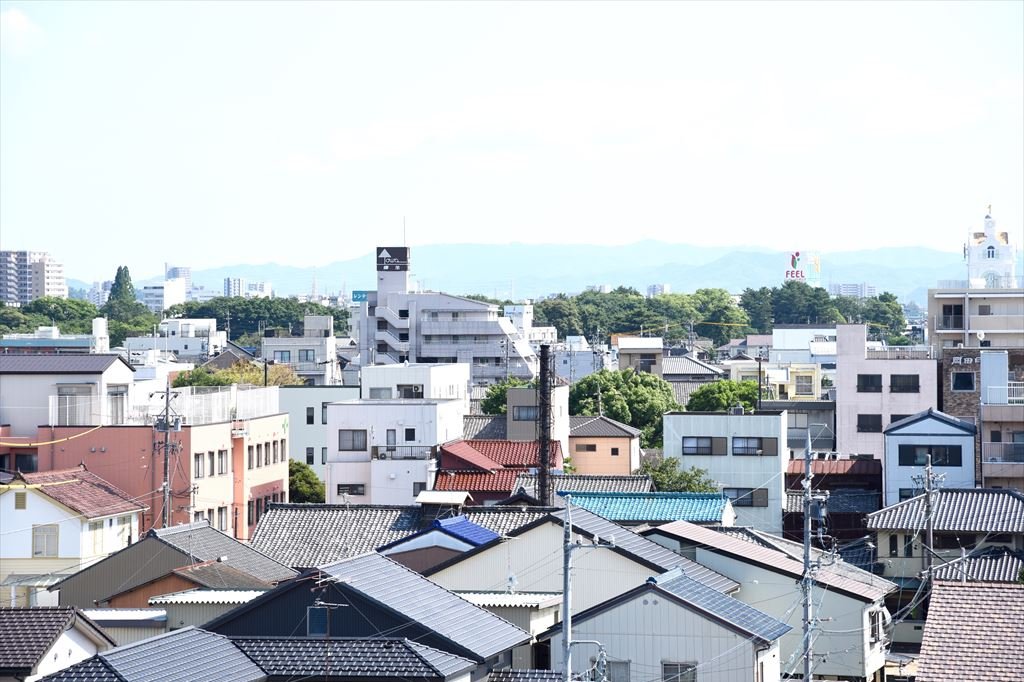 住宅街の中に、にょきっと伸びる龍城温泉の煙突