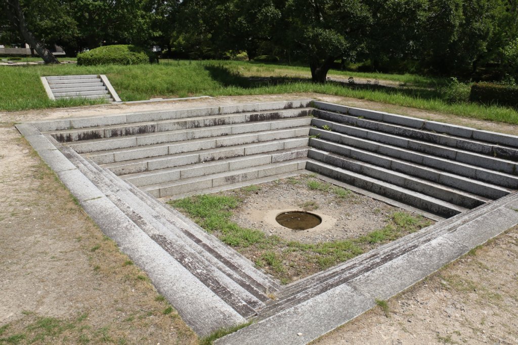 ここに三重塔もしくは五重塔が建っていたと考えられています。塔の中心柱の礎石が見られます