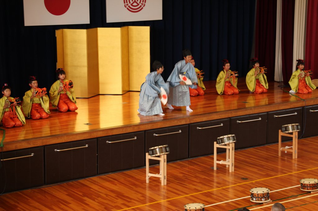 セリフと体の動きの両方で表現します