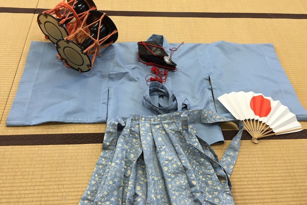 太夫の衣装と才蔵が使用する鼓など