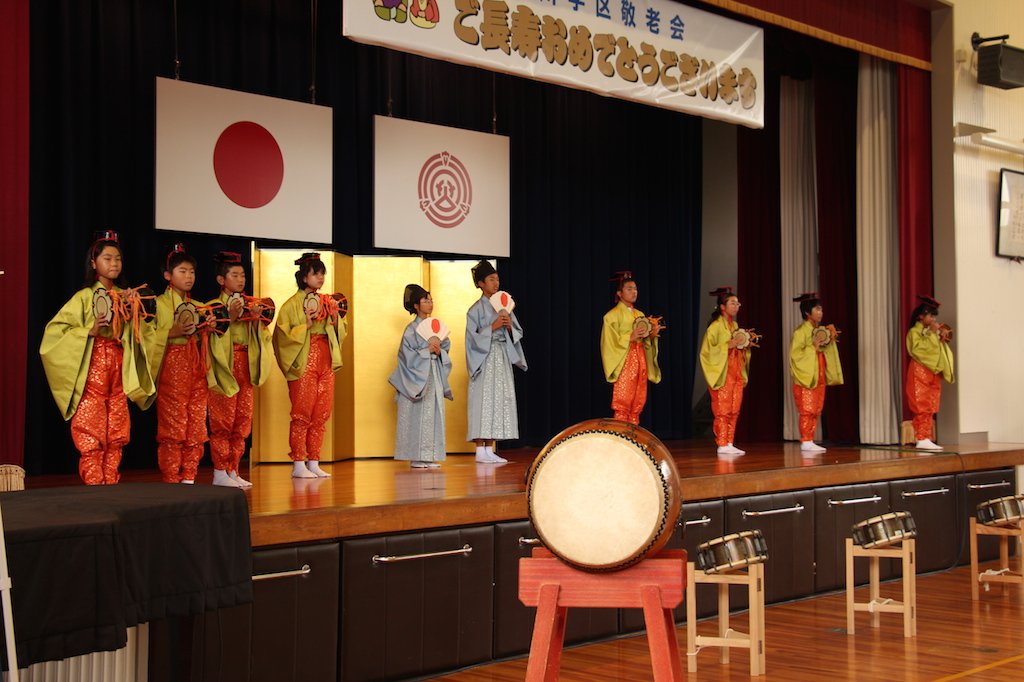 9月の敬老会で発表を行う郷土芸能クラブ