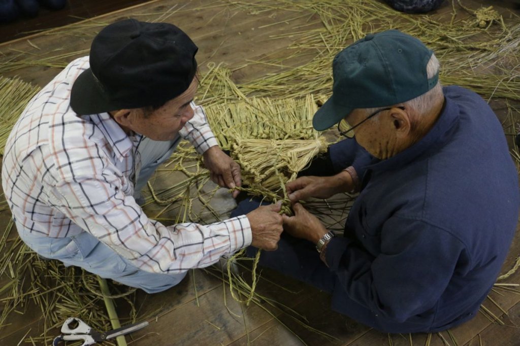 前回使ったものを見本にして藁細工を作っているそうです