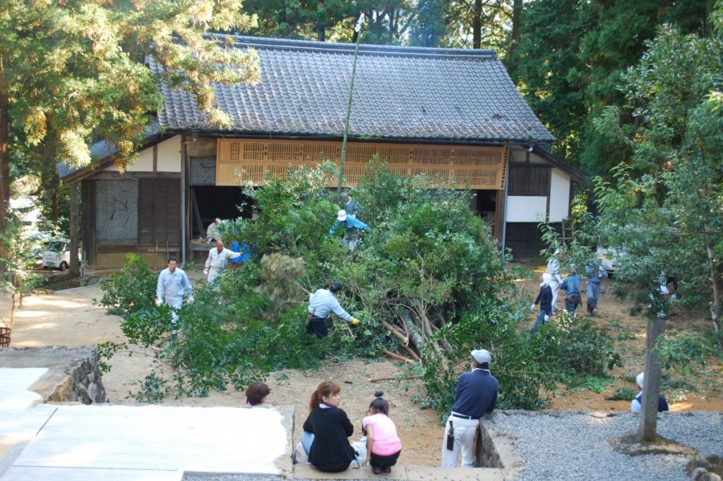 中央に御幣をつけた約8mの真竹が立つソダ山。燃え木ができるように積む技術が必要です