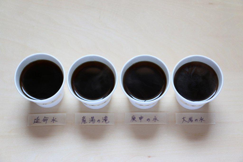 コーヒーには粗熱を取った湯を使用し、”蒸らし”は約30秒にして煎れてみました。見た目は全く一緒ですね