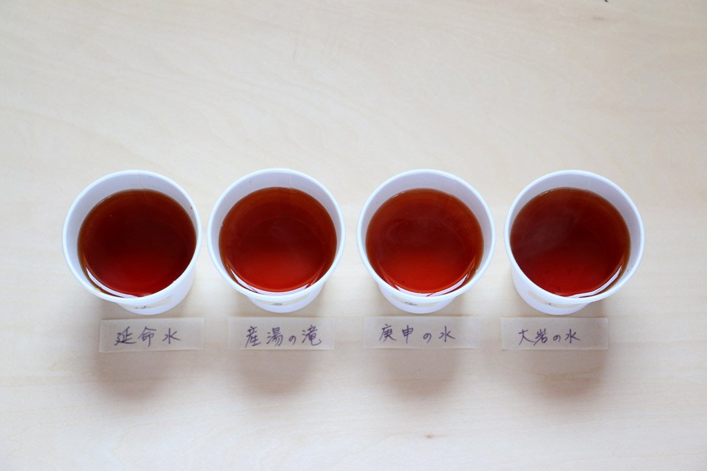 紅茶はティーバックに熱湯を注ぎ、30秒で3回揺らし、1分後に取り出す条件で比較。しっかりした渋みのある紅茶を使ったせいか、紅茶が一番わかりづらかったです