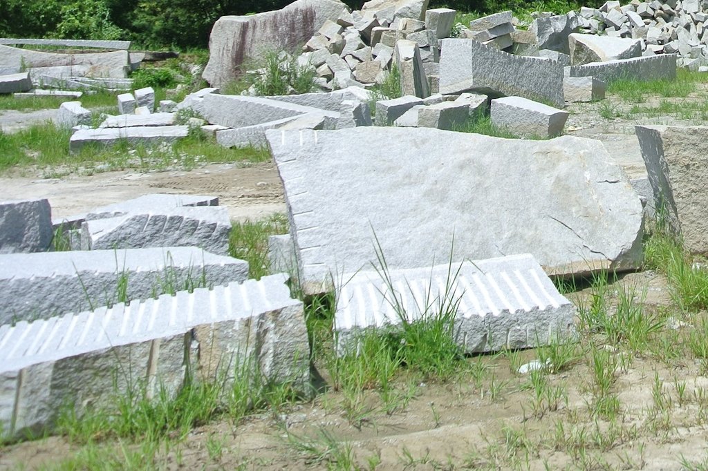 宇寿石の正式名称は、白雲母黒雲母花崗岩。色が白く、とてもきれいな石です