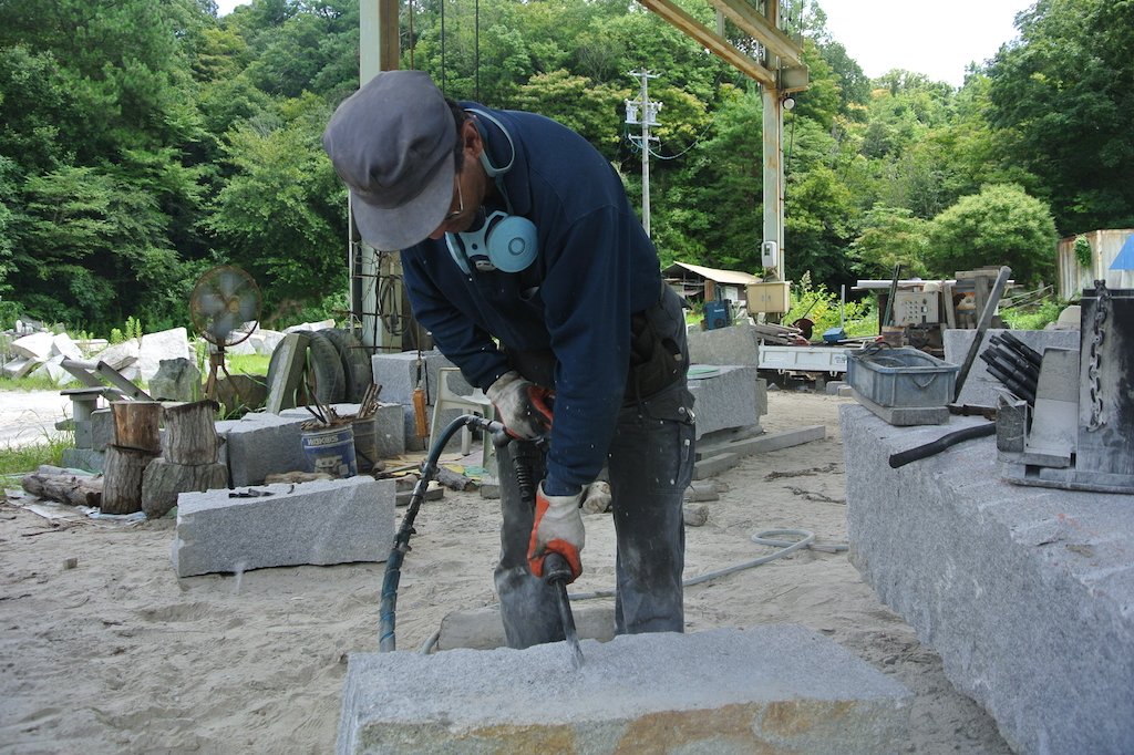 削岩機を使い、飛矢のかたちに合わせて穴を開けます