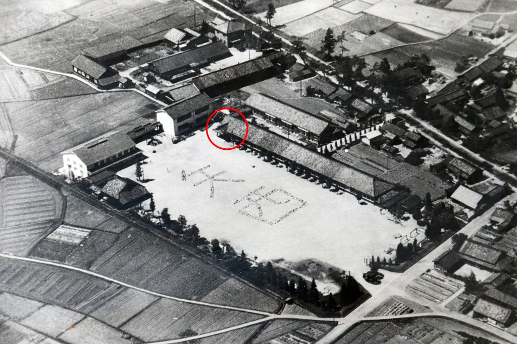 昭和29年当時の矢作西小学校。赤丸部分が切り取られ「江西館」になりました。右上に斜めに通る道は国道1号（提供：矢作西小学校）